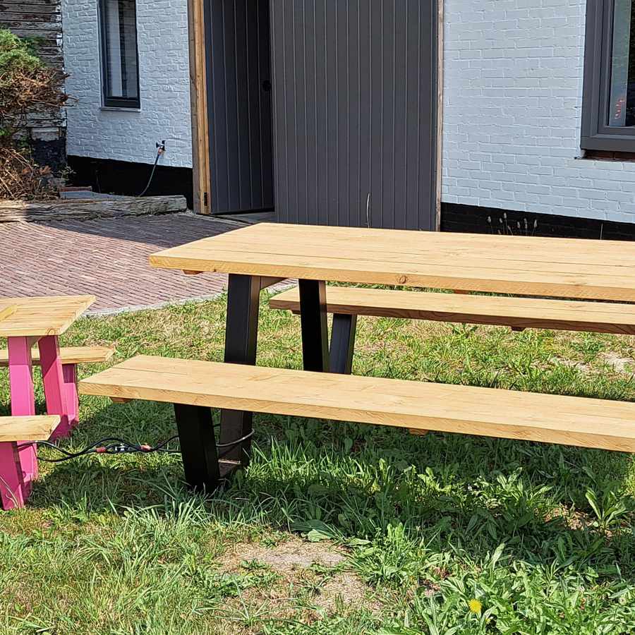 Stalen en houten buitenmeubels