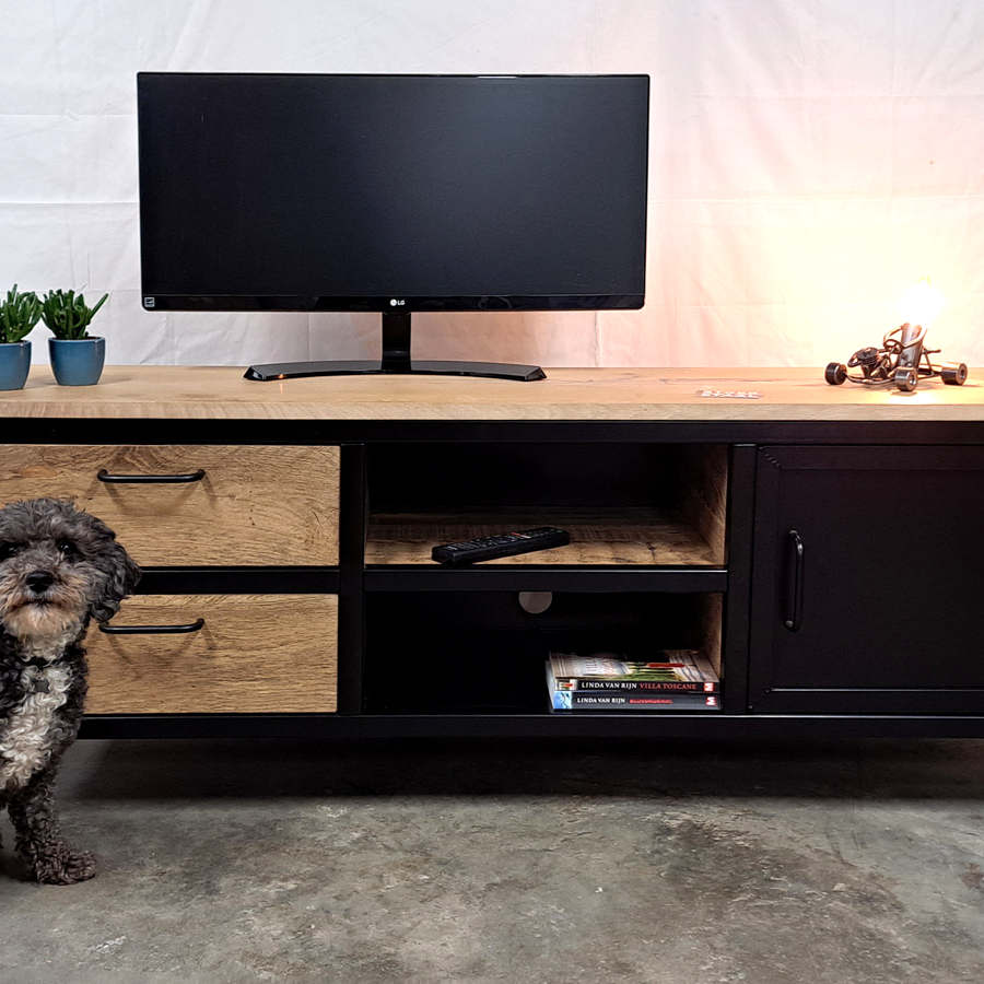 Stalen en houten kasten