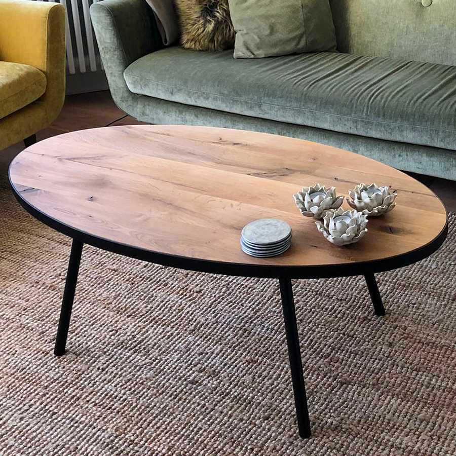 Stalen en houten tafels